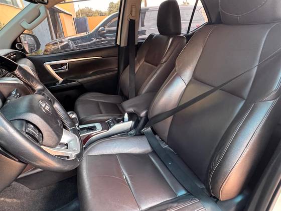 TOYOTA HILUX SW4 2.8 SRX 4X4 7 LUGARES 16V TURBO INTERCOOLER DIESEL 4P AUTOMÁTICO